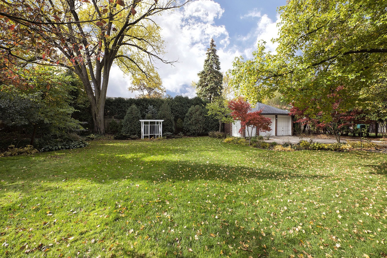 212 Raleigh Road Kenilworth, IL 60043 - Photo 4 of 26 a front view of a house with garden