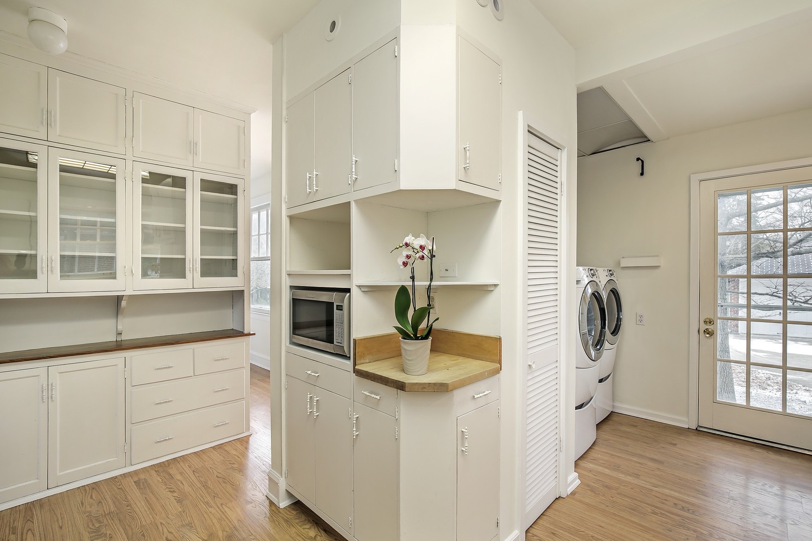 212 Raleigh Road Kenilworth, IL 60043 - Photo 9 of 26 a kitchen with cabinets and wooden floor