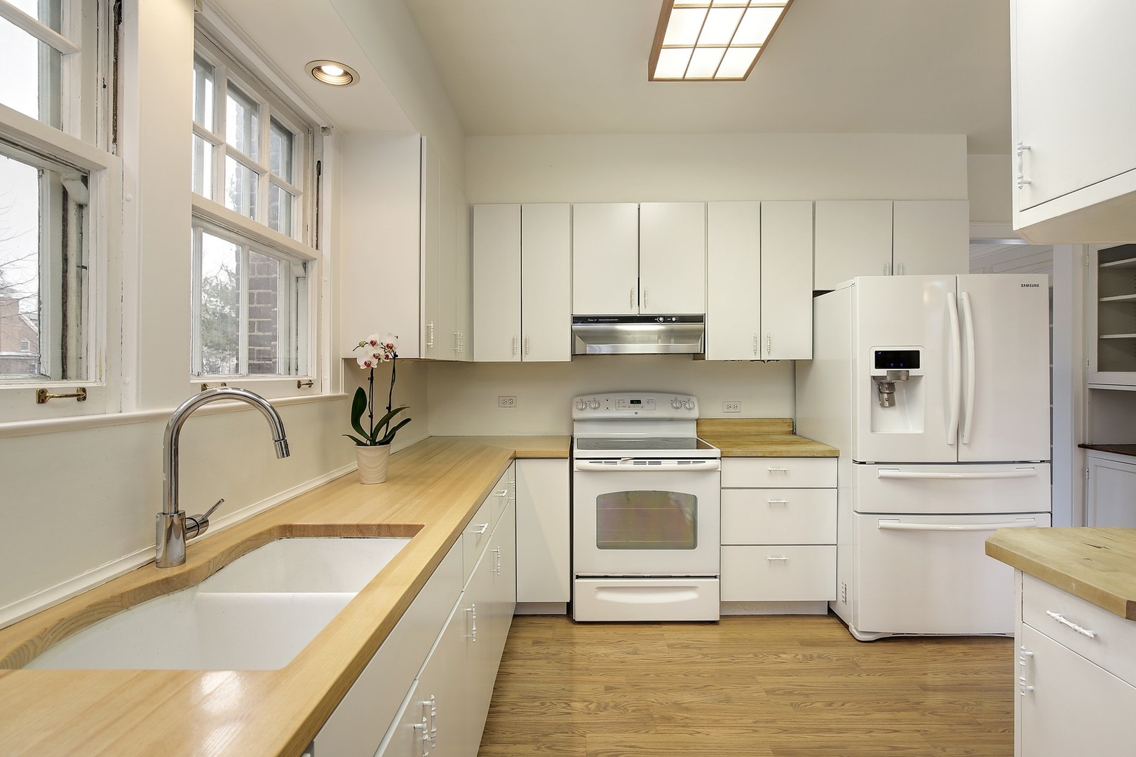 212 Raleigh Road Kenilworth, IL 60043 - Photo 10 of 26 a kitchen with a stove a sink and a refrigerator