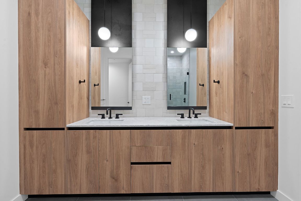 84 East Avenue, Unit 4001 Austin, TX 78701 - Photo 13 of 40 Full bath with double vanity, backsplash, and tile patterned floors