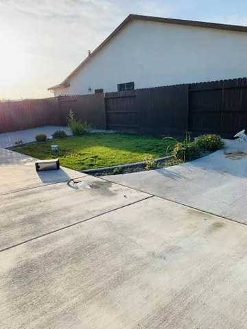 a view of a backyard