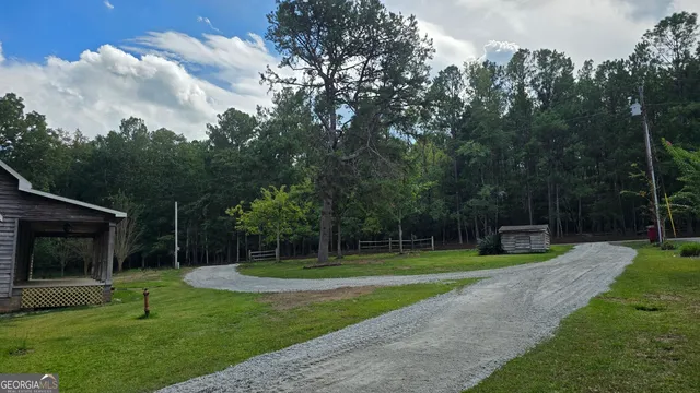 a view of a backyard with small cabin