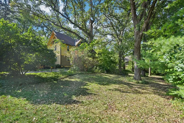 a picture of a black and white wall