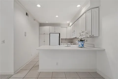 $410,000 | 4949 Wornall Road, Unit 410, Kansas City, MO 64112