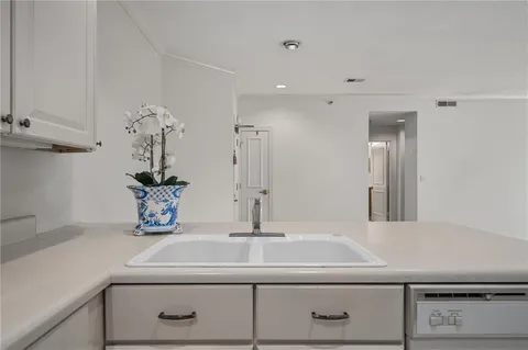 $410,000 | 4949 Wornall Road, Unit 410, Kansas City, MO 64112