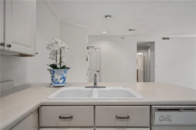 $429,000 | 4949 Wornall Road, Unit 410, Kansas City, MO 64112