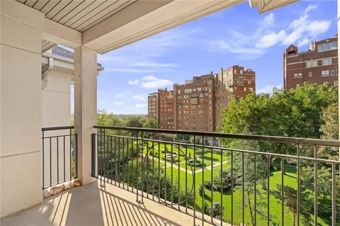 $410,000 | 4949 Wornall Road, Unit 410, Kansas City, MO 64112