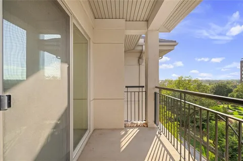 $410,000 | 4949 Wornall Road, Unit 410, Kansas City, MO 64112