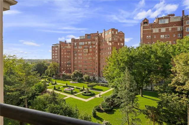 $429,000 | 4949 Wornall Road, Unit 410, Kansas City, MO 64112