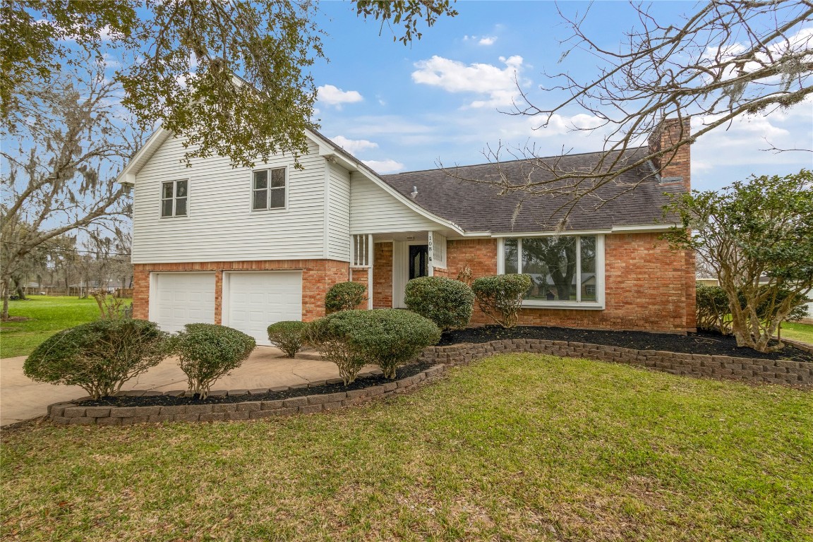 108 Woodland Road Lake Jackson, TX 77566 - Photo 2 of 48