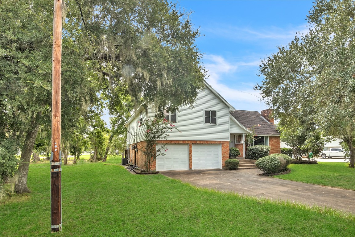 108 Woodland Road Lake Jackson, TX 77566 - Photo 4 of 48