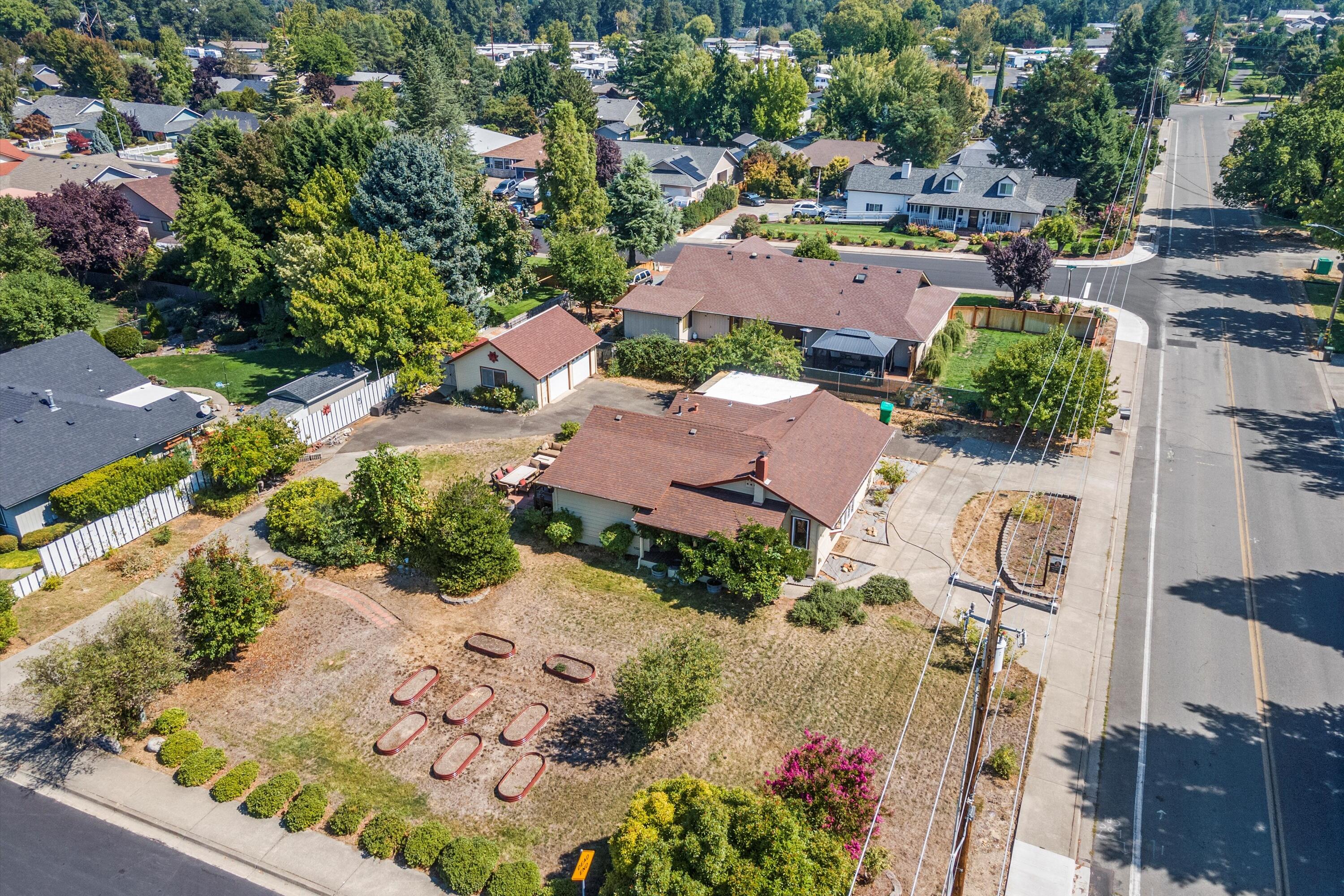 1635 Leonard Road Grants Pass, OR 97527 - Photo 2 of 37 02-DJI_0297