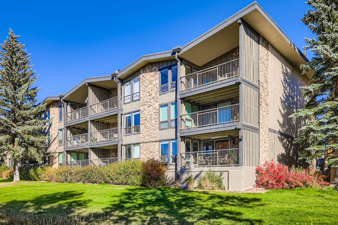 160 La Bonte Street, Unit 306 Dillon, CO 80435 - Photo 10 of 47 a front view of a house with a yard