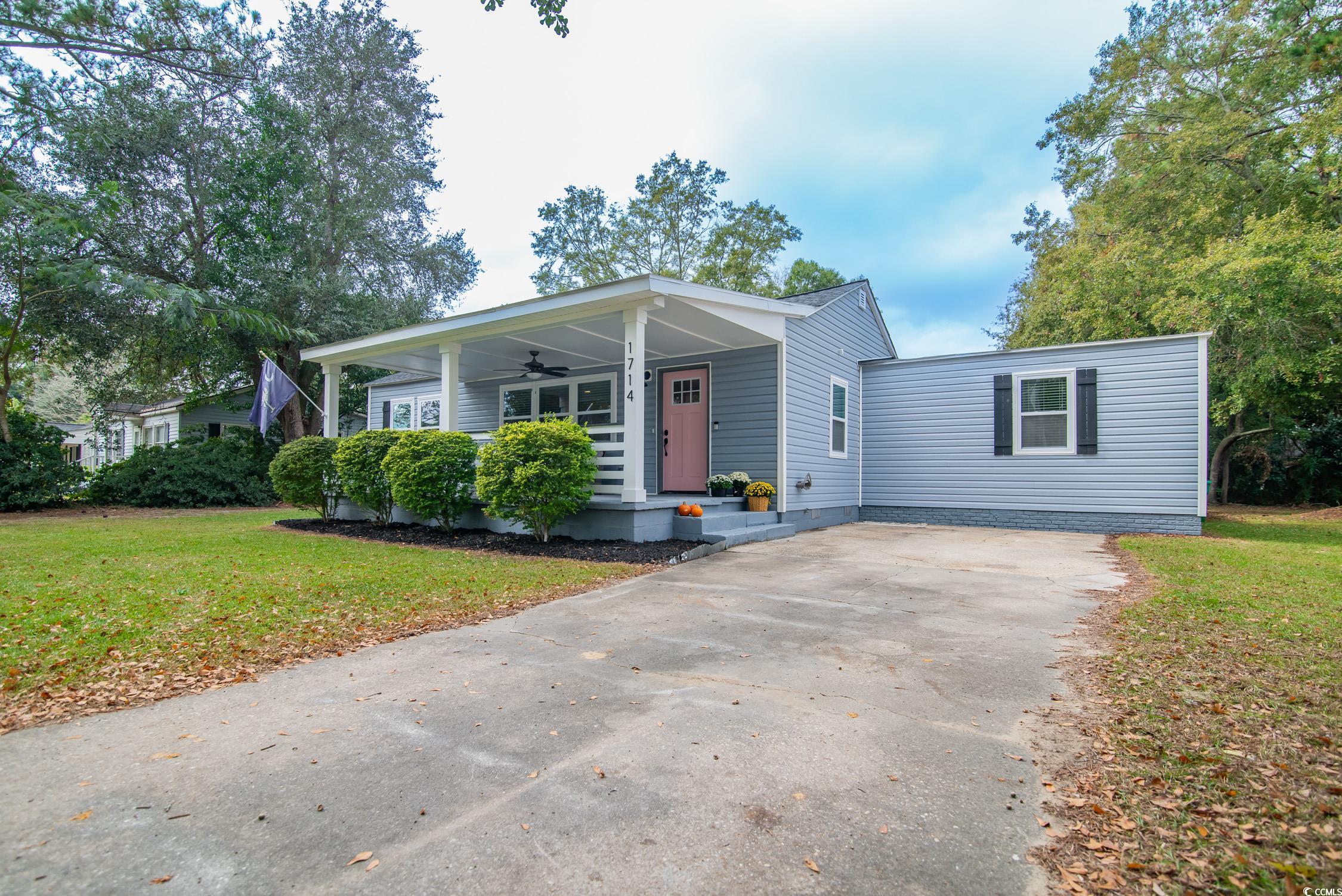 1714 Oak Street Georgetown, SC 29440 - Photo 5 of 40 View of front facade featuring a porch, a front la