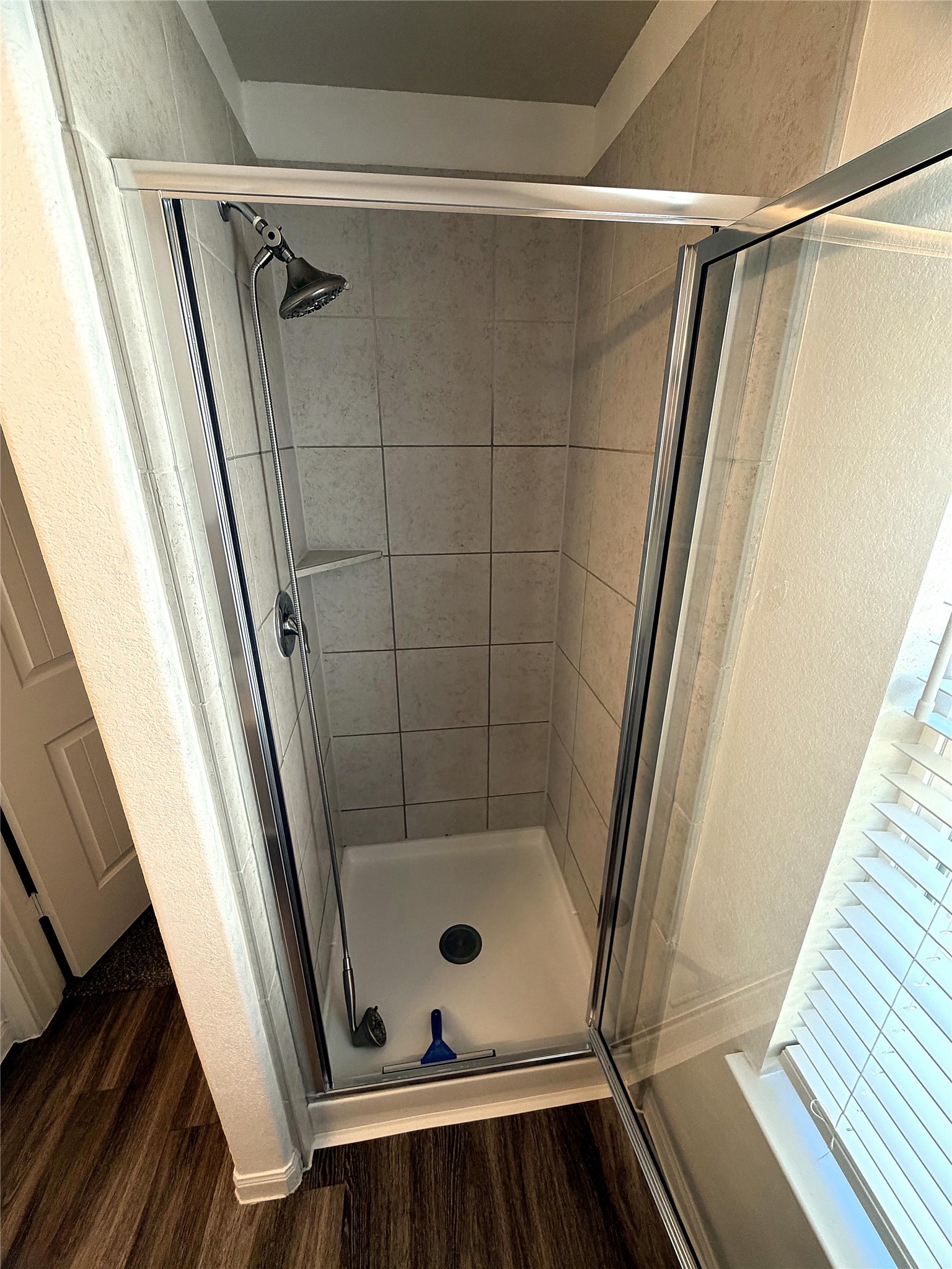 18623 Dingo Stream Lane Katy, TX 77449 - Photo 19 of 29 a bathroom with a glass door shower and tub