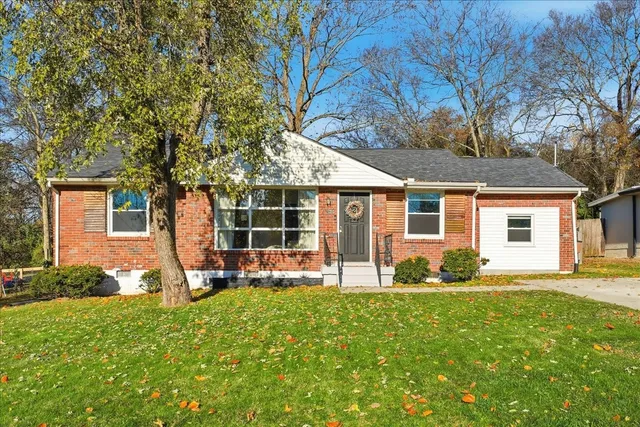 a view of a house with backyard