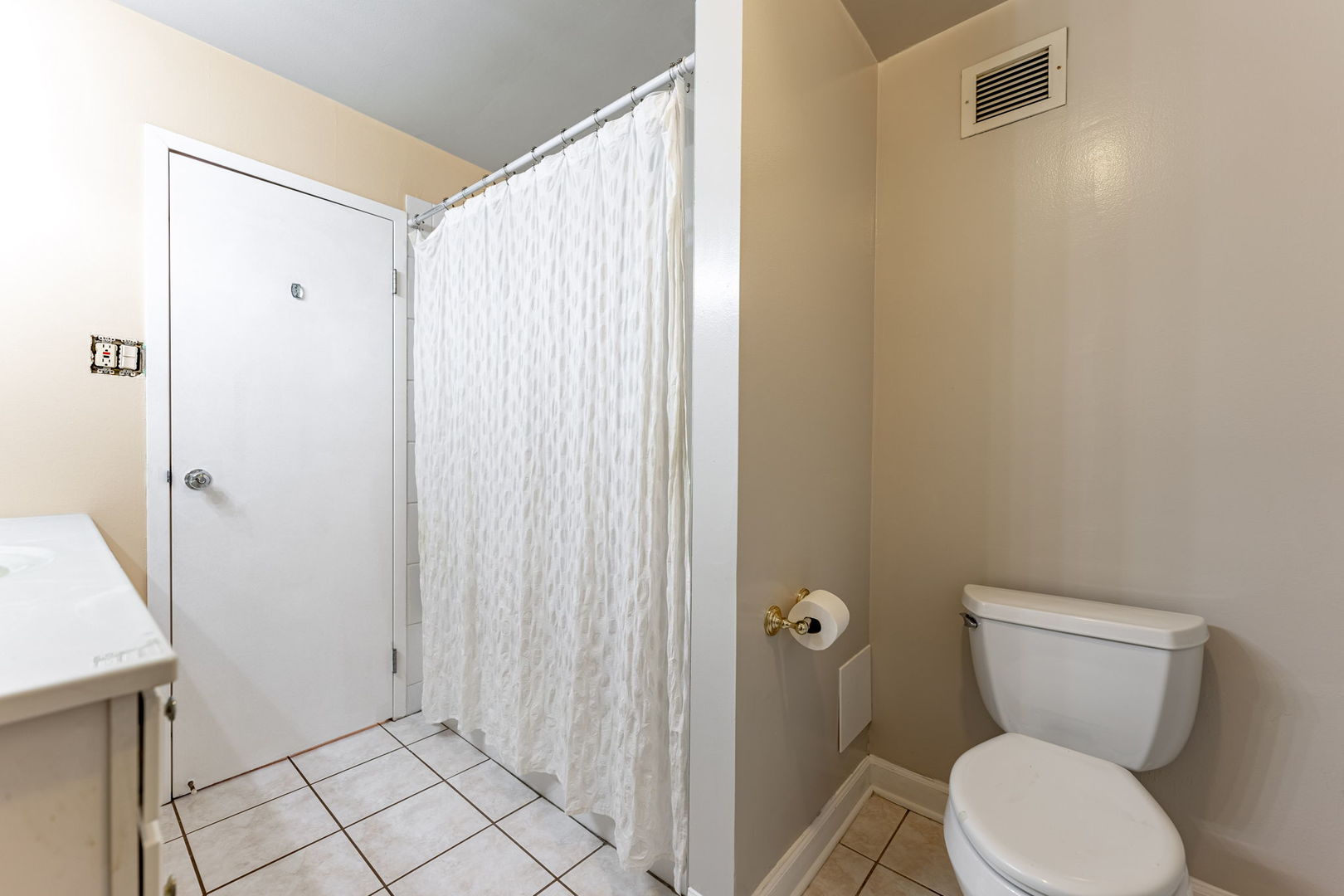 701 Forum Square, Unit 101 Glenview, IL 60025 - Photo 15 of 42 a bathroom with a toilet and a shower