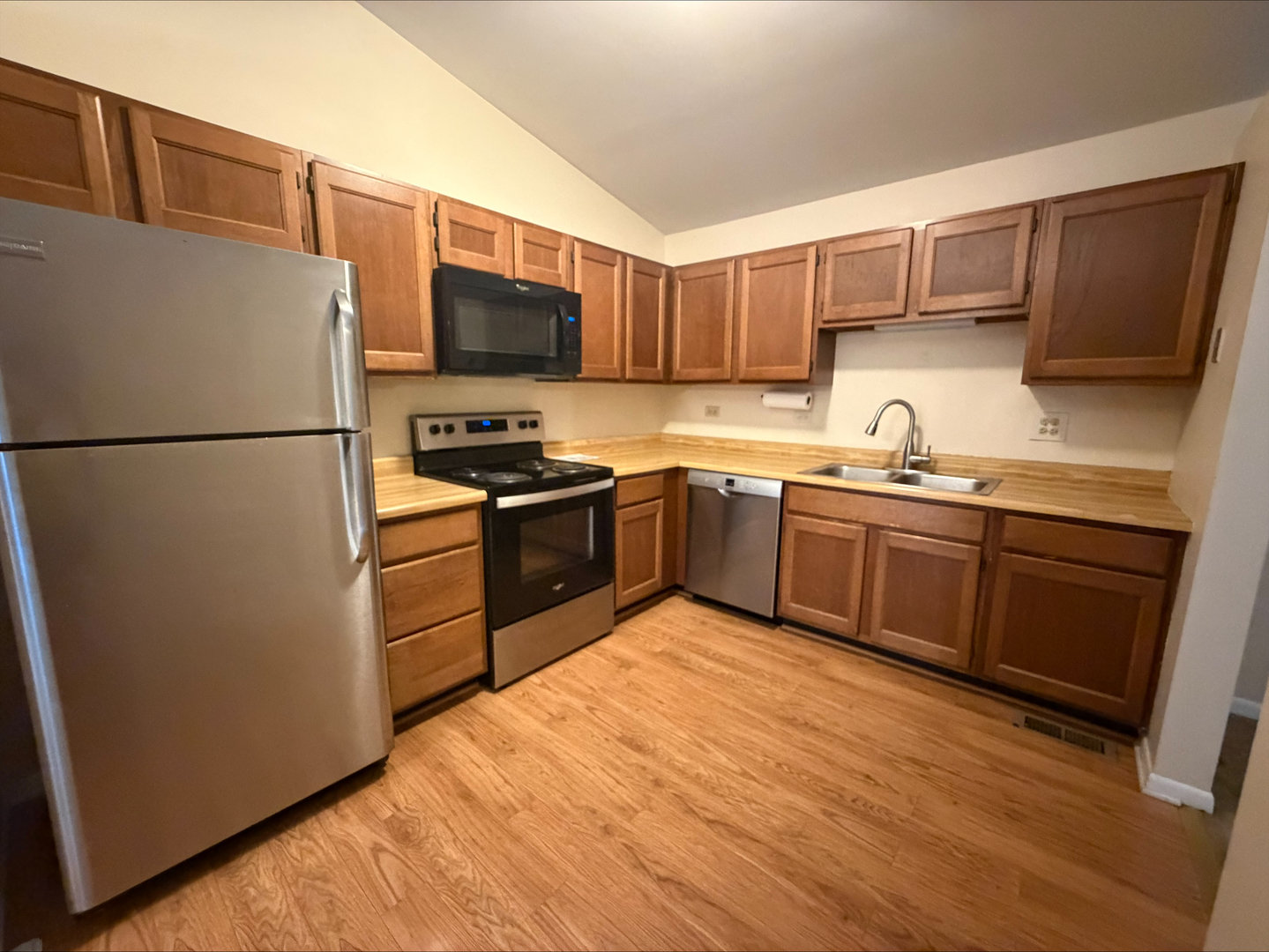 148 West Golf Road, Unit E Libertyville, IL 60048 - Photo 4 of 12 Gallery Image 4