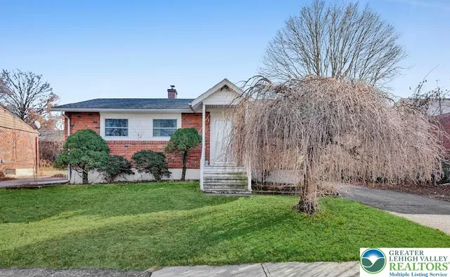 a view of a house with a yard