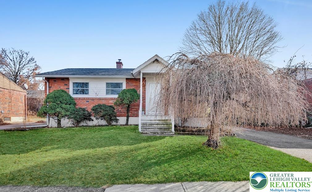 a view of a house with a yard