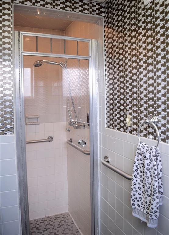 5628 Marlborough Road Pittsburgh, PA 15217 - Photo 11 of 19 MASTER BATHROOM