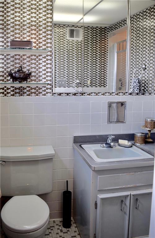 5628 Marlborough Road Pittsburgh, PA 15217 - Photo 10 of 19 MASTER BATHROOM