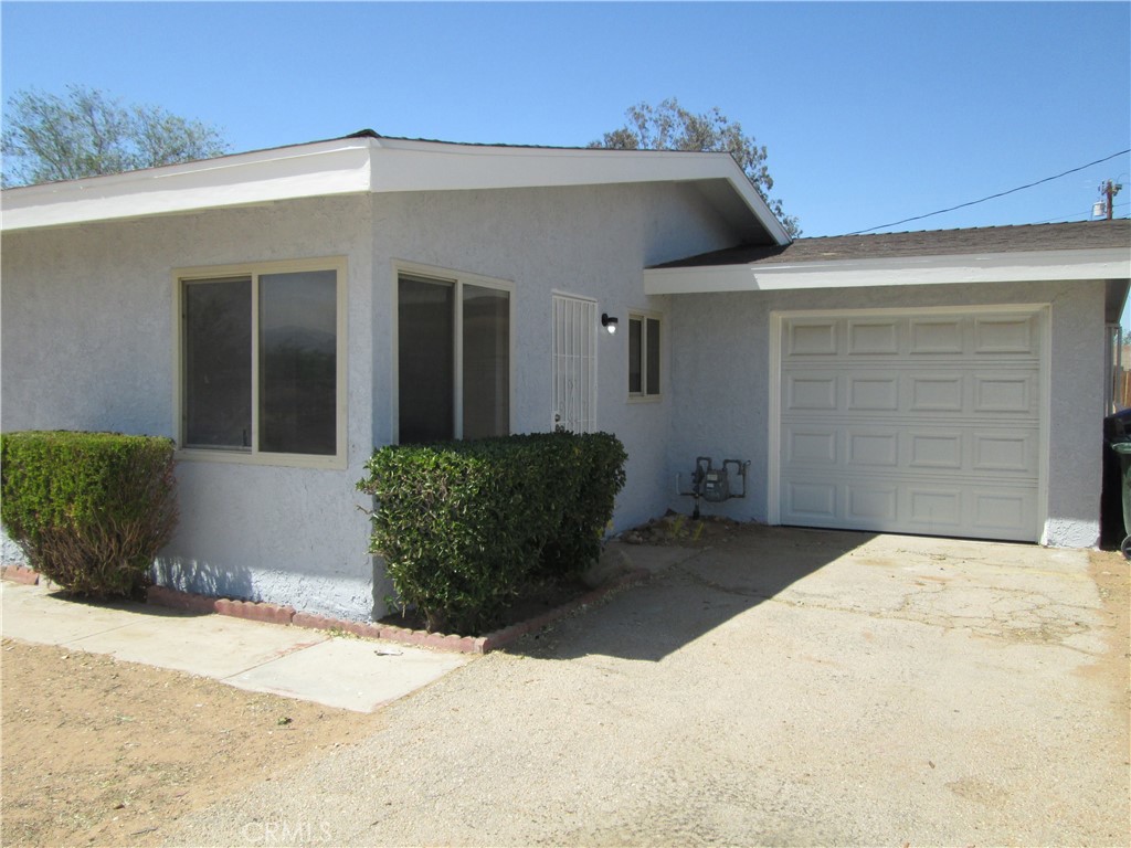 13464 Mohawk Road Apple Valley, CA 92308 - Photo 2 of 35 a front view of a house with a yard
