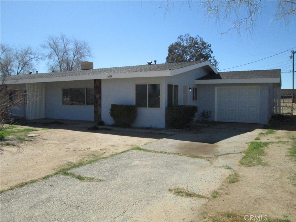 13464 Mohawk Road Apple Valley, CA 92308 - Photo 27 of 35 a front view of a house