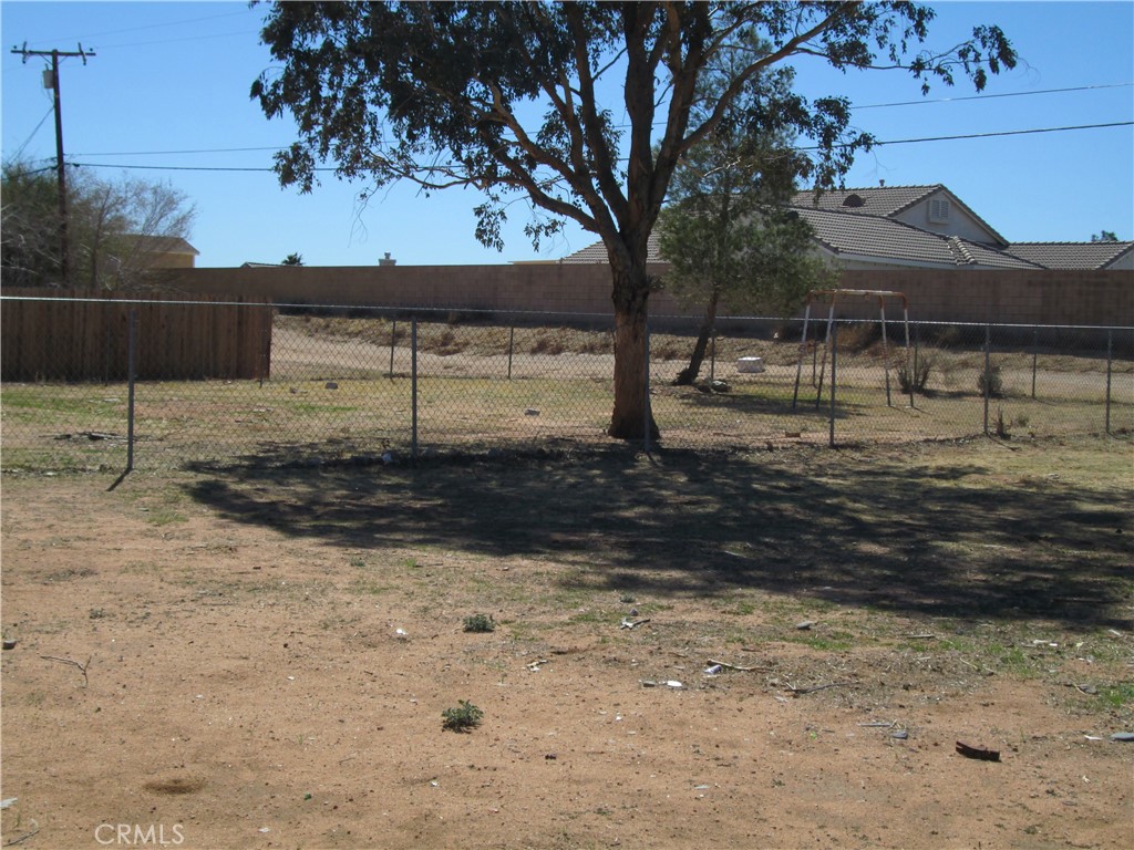 13464 Mohawk Road Apple Valley, CA 92308 - Photo 35 of 35 a view of a yard with wooden fence