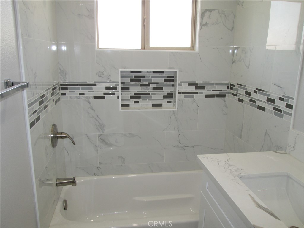 13464 Mohawk Road Apple Valley, CA 92308 - Photo 10 of 35 a close view of a bathtub in bathroom