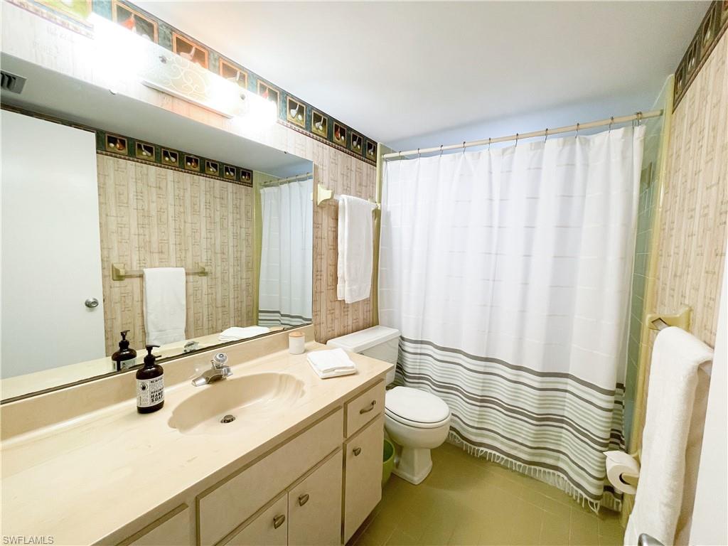 189 Harrison Road, Unit 111 Naples, FL 34112 - Photo 13 of 29 Guest bathroom with shower over tub