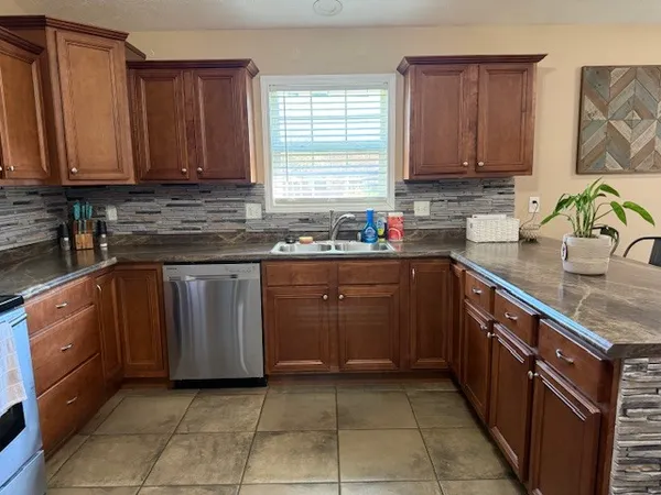 $230,000 | 911 East Stotlar Street, Herrin, IL 62948