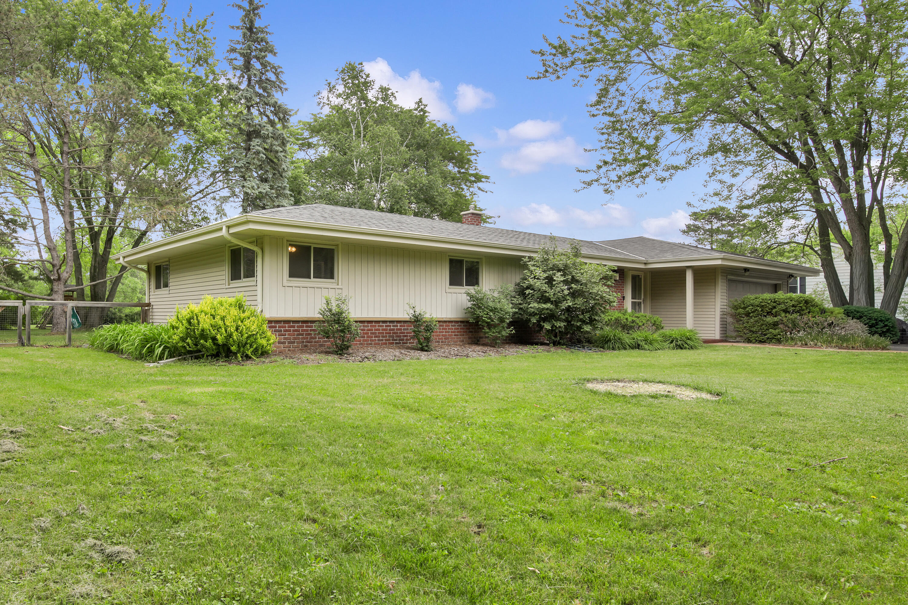 2614 West Chestnut Road Mequon, WI 53092 - Photo 2 of 25 Exterior