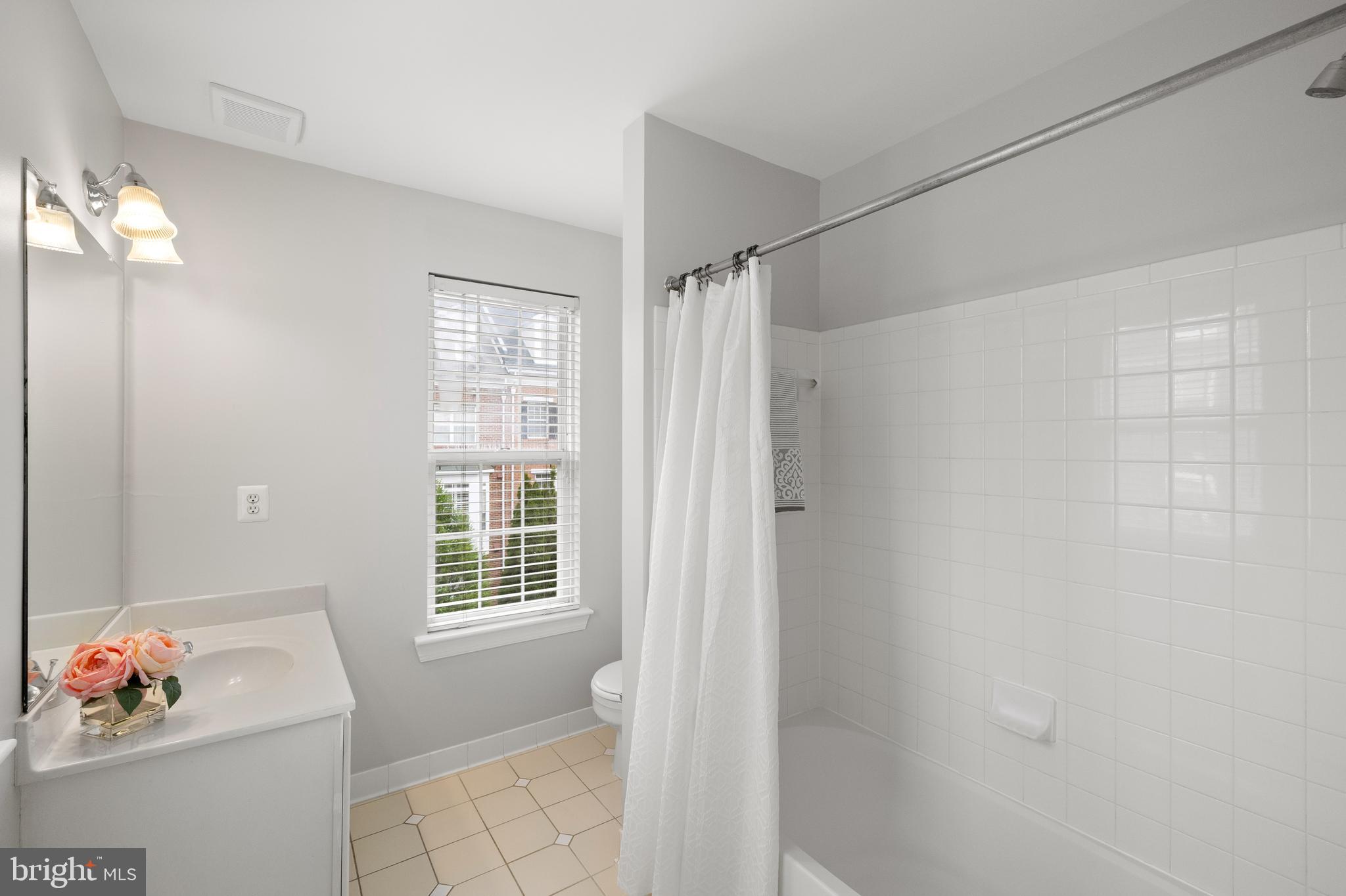 5117 Grimm Drive Alexandria, VA 22304 - Photo 28 of 67 a very nice looking room with a window