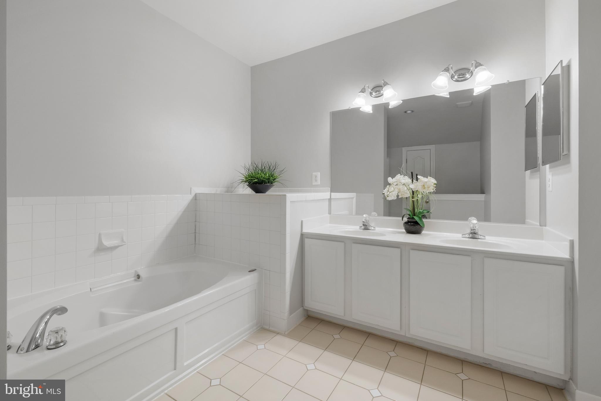 5117 Grimm Drive Alexandria, VA 22304 - Photo 35 of 67 a bathroom with a bathtub sink and mirror