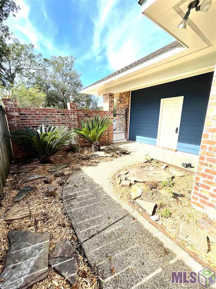 3034 Peebles Street Baton Rouge, LA 70809 - Photo 23 of 25 Courtyard at Front Entrance