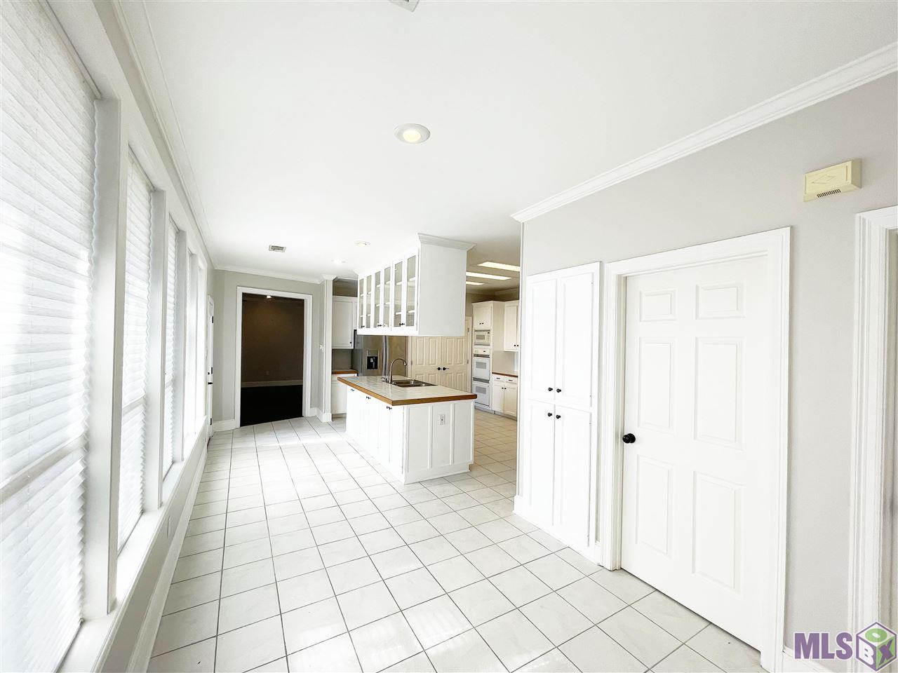 3034 Peebles Street Baton Rouge, LA 70809 - Photo 7 of 25 Breakfast Area and Bar