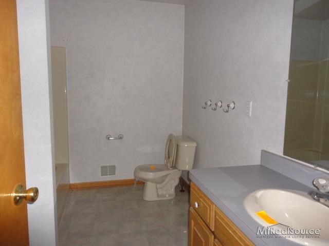 7015 Kilburn Road Jeddo, MI 48032 - Photo 15 of 26 31150630-14.JPG