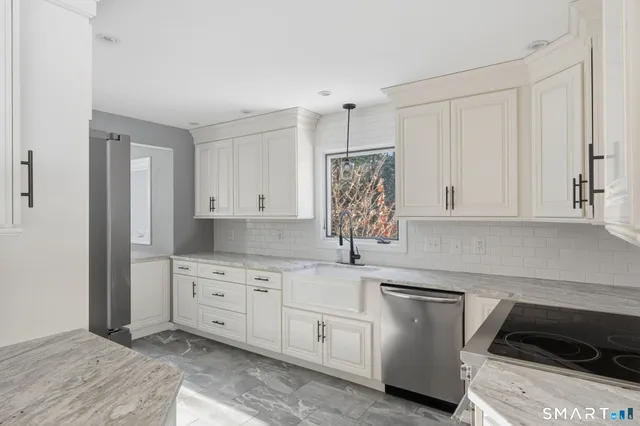 $439,900 | 95 Moravia Road, Avon, CT 06001