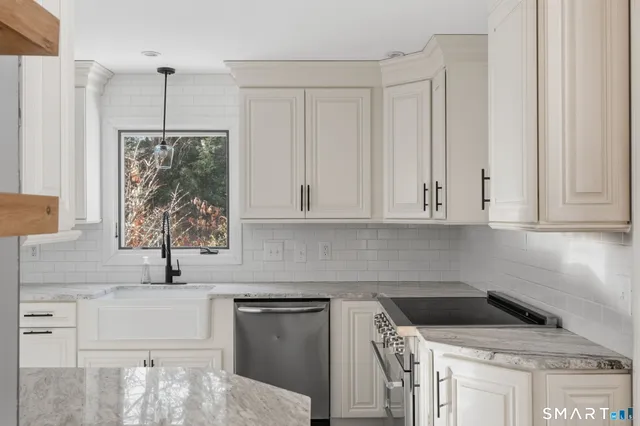 $439,900 | 95 Moravia Road, Avon, CT 06001