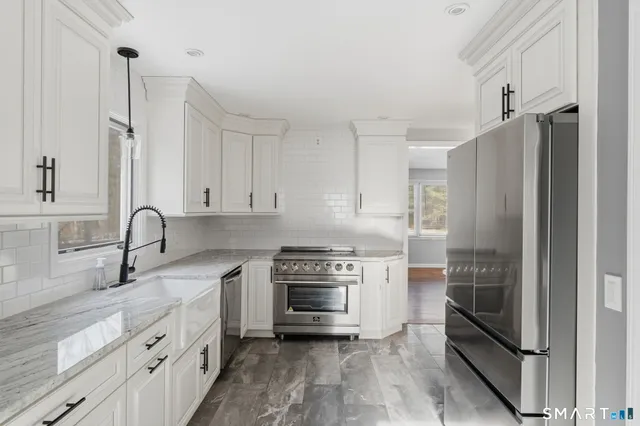 $439,900 | 95 Moravia Road, Avon, CT 06001