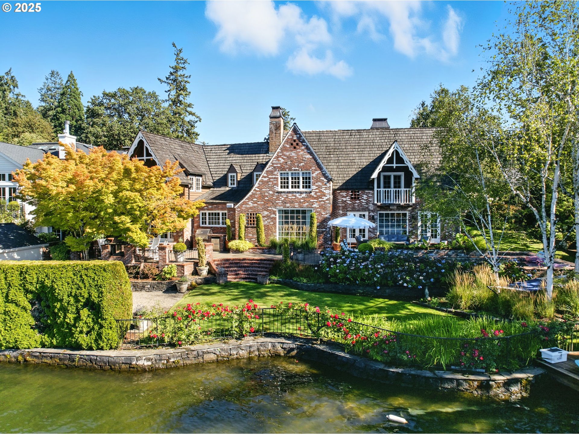 919 Westpoint Road Lake Oswego, OR 97034 - Photo 36 of 46 Fireplace Outside