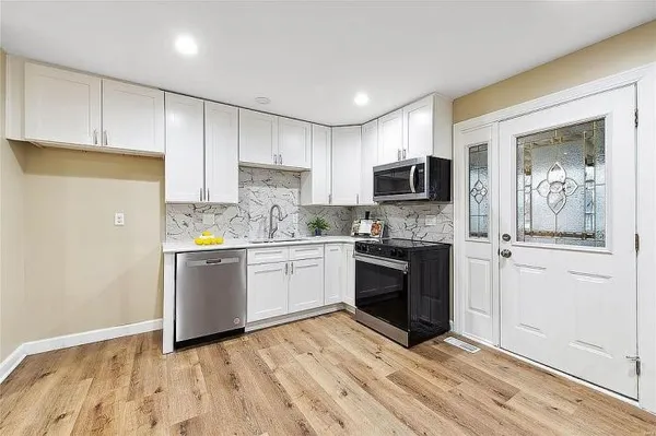 $332,499 | 11928 Meadowpark Court, Maryland Heights, MO 63043
