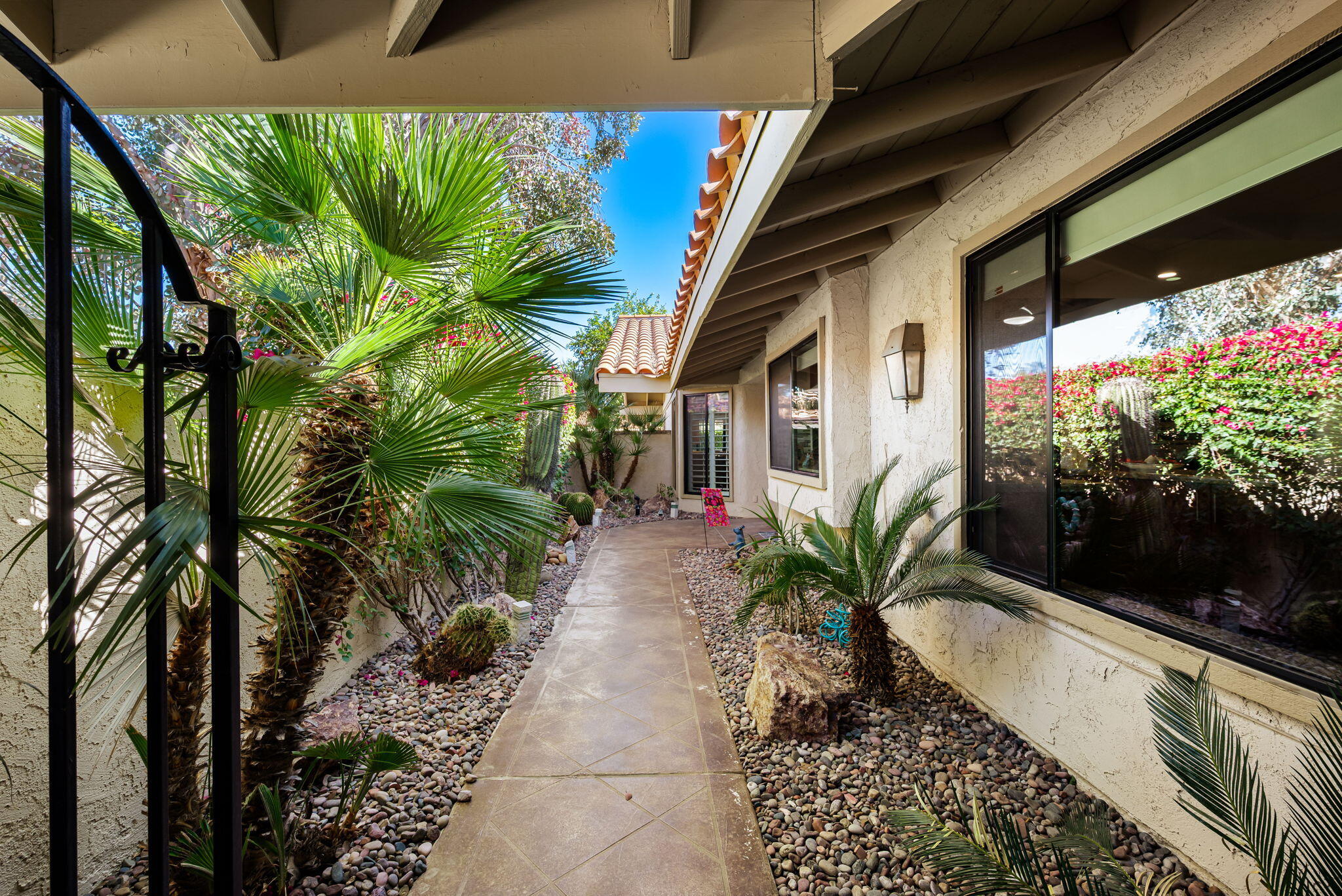 45740 Pueblo Road Indian Wells, CA 92210 - Photo 10 of 63 10-web-or-mls-TJPueblo_OPMG_0226_010