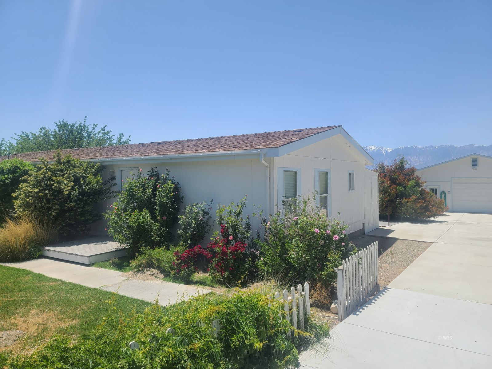a view of a house with backyard and garden
