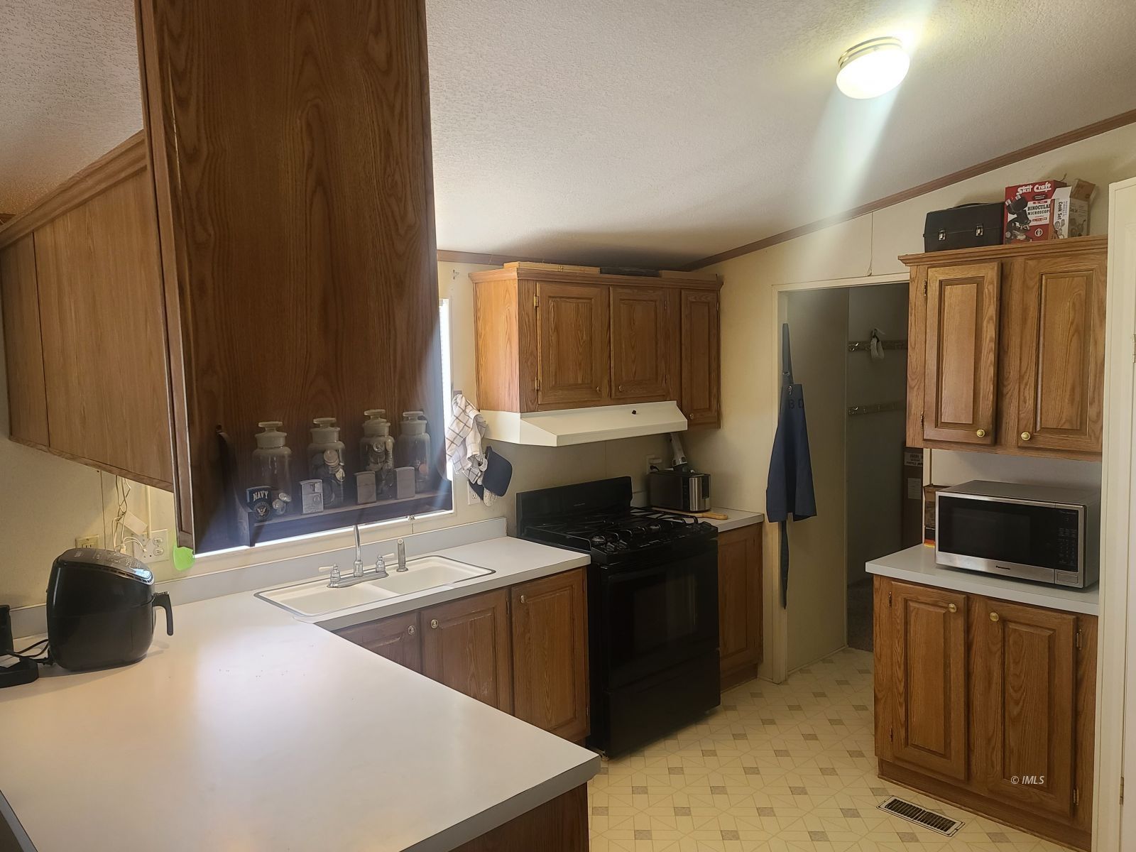 37 Sequoia Street Bishop, CA 93514 - Photo 3 of 16 a kitchen with a refrigerator stove and sink