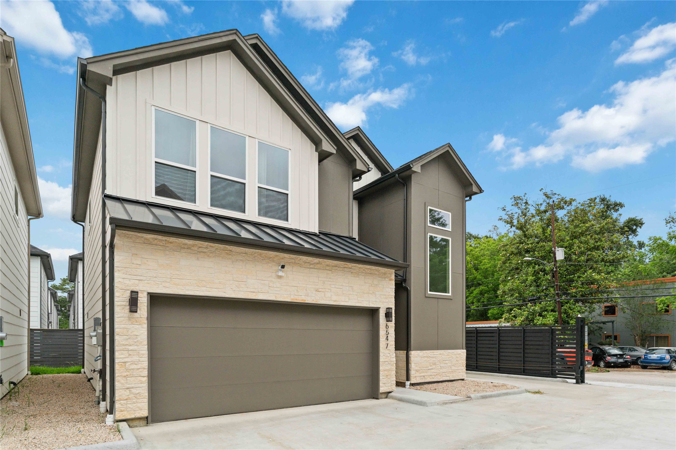 6539 Sealey Street Houston, TX 77091 - Photo 2 of 28 a front view of a house with garage