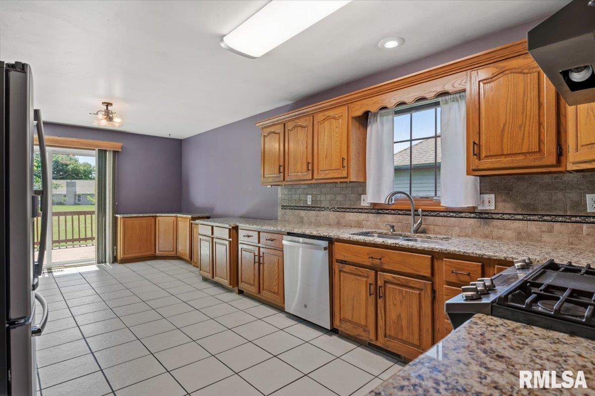 3908 Greenfield Drive Springfield, IL 62704 - Photo 12 of 51