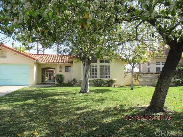 a view of a house with a yard