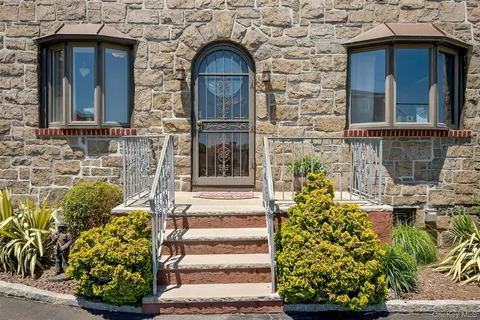 a view of a house with backyard and porch